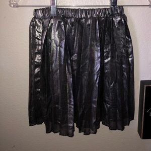 Girls silver pleated skirt size 5-6